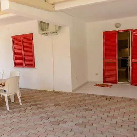 Appartamenti La Ginestra מנדטוריצ'יו מרינה
